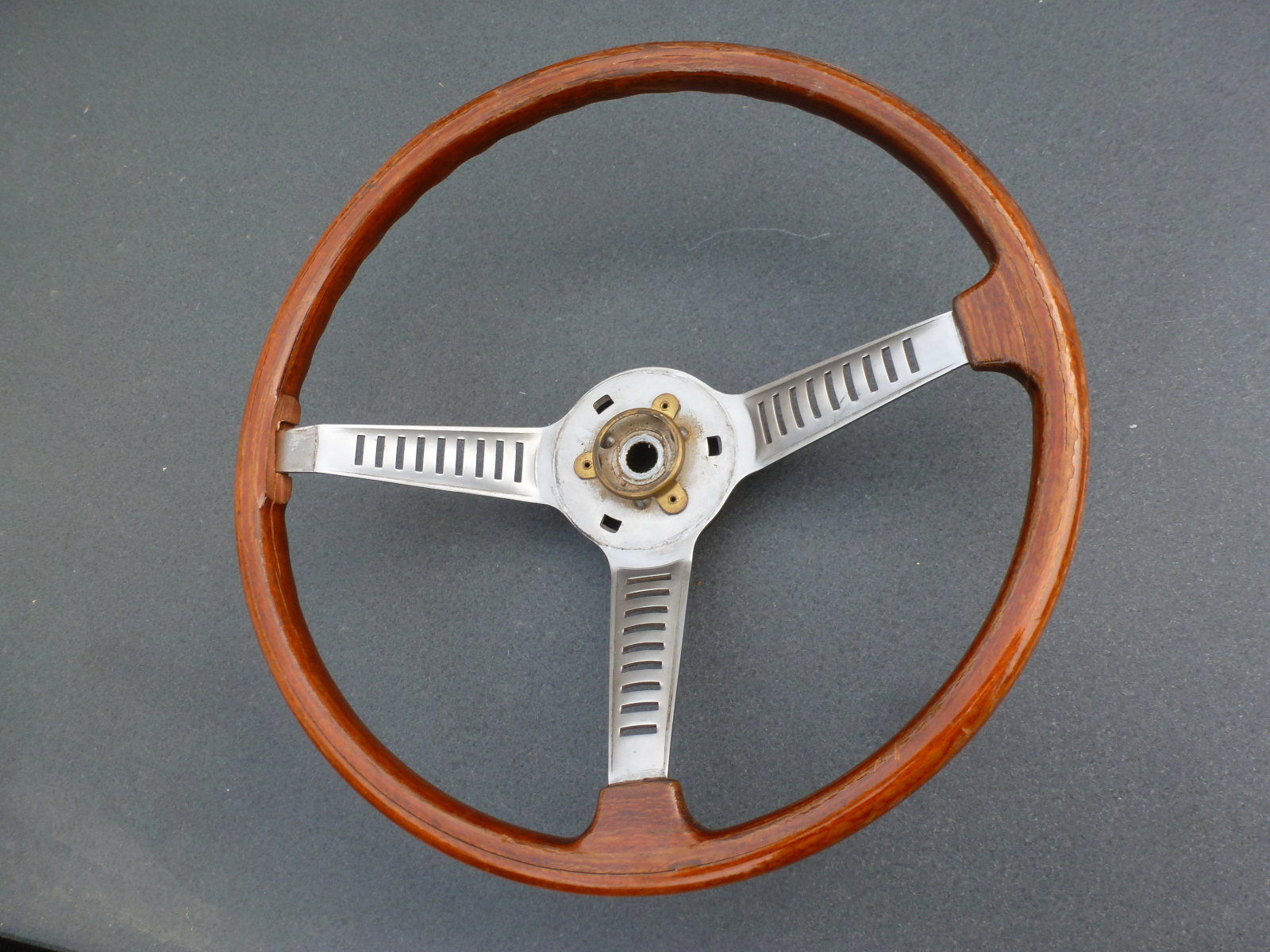 Steering wheel asreceived with cracks in the wooden rim and missing pieces