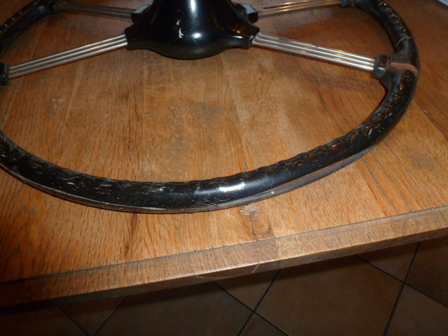 Steering wheel before restoration with lots of cracks