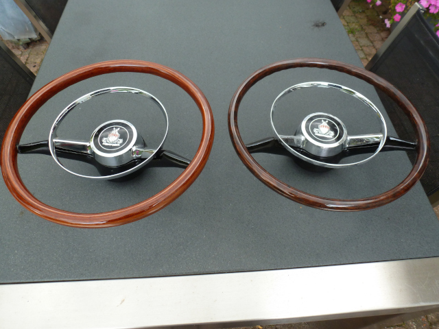 Left steering wheel in Mahogony according the wrapping method, right steering wheel in dark Burl walnut veneer. Both rim diameters have been reduced by approx. 6cm